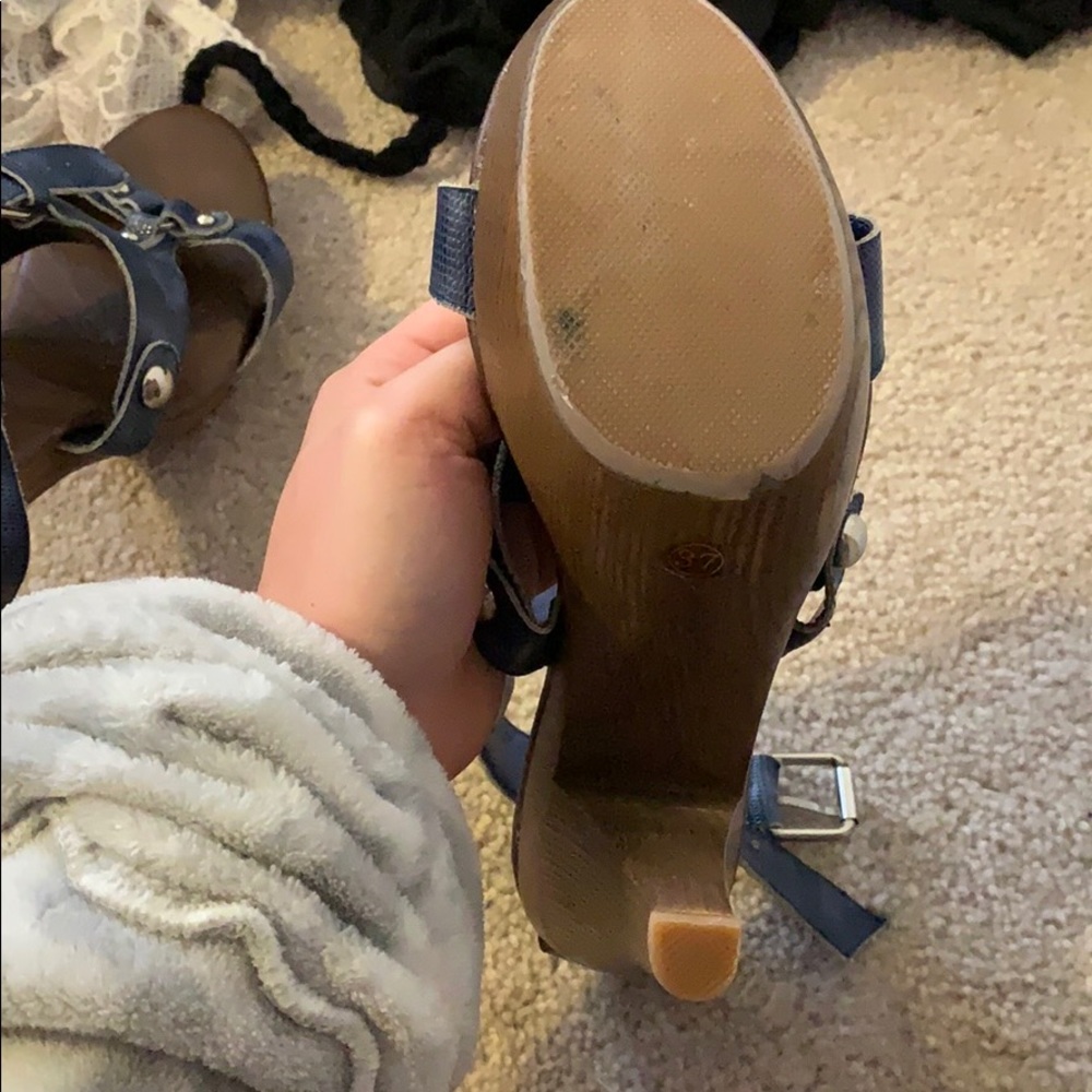 Heels - Picture 5 of 6